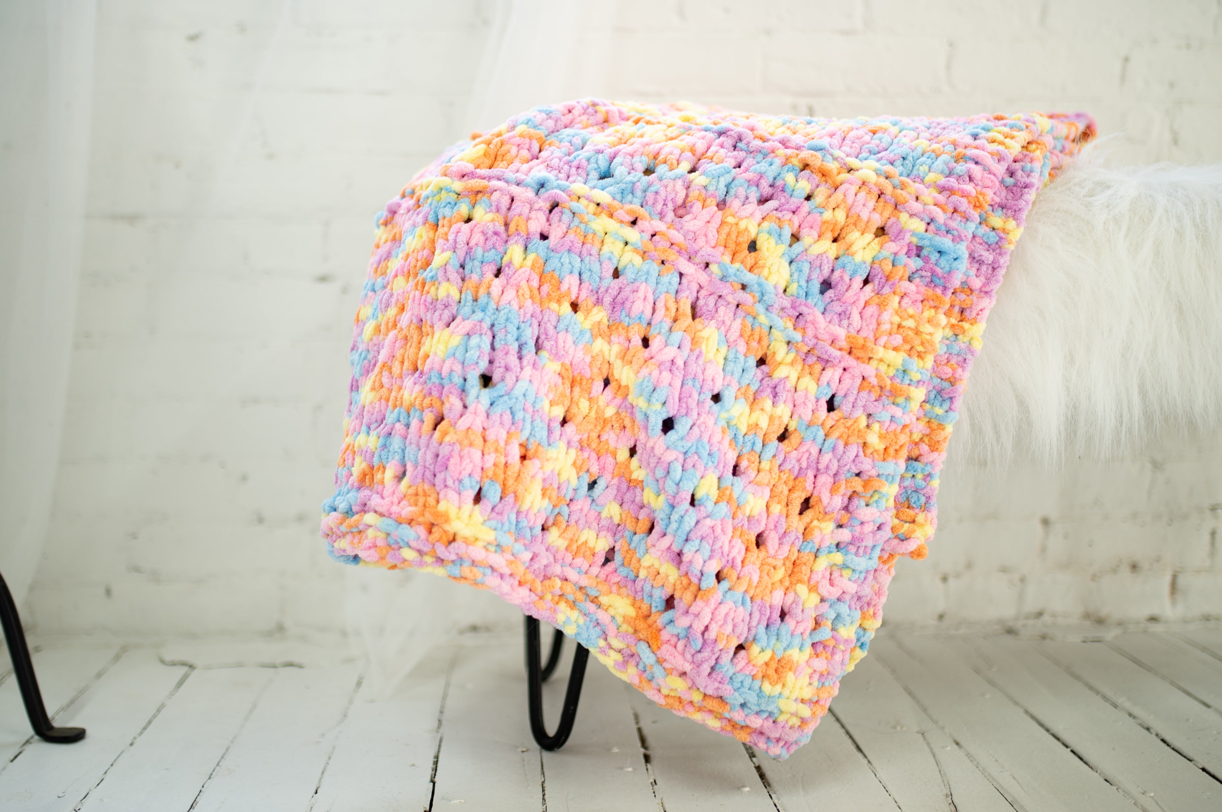 Lion Brand Yarn Cover Story Avalon Super Bulky Polyester Multicolor Yarn 1 Cake