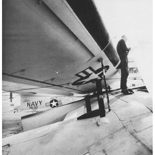 Maintenance On A Grumman S 2e Tracker Of Anti Submarine Squadron Vs 33 Screwbirds In 1969 70 Vs 33 Poster Print X 30 Walmart Com Walmart Com
