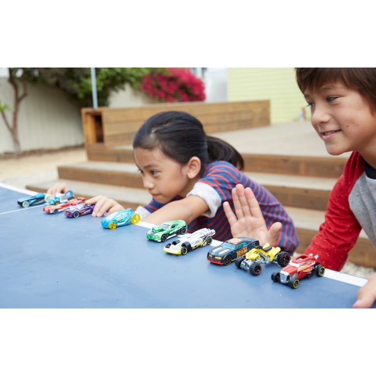 Hot Wheels 人気車 ミニカー 40台 大量セット まとめ売り Hot Wheels, 40 Pack, Set of 40 1:64 Scale Toy Vehicles, Multicolor