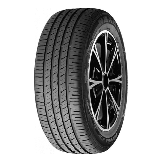 llanta 245/60 r18 104v nexen nfera-ru5 3/4 frontal de neumático Nexen Nfera-Ru5 245/60 R18 con canales longitudinales anchos y ranuras en hombros para mejor agarre en suelo mojado; flanco con marca Nexen y talla visibles, montada en rin negro de múltiples radios sobre fondo blanco; también suele usarse para pruebas de rendimiento en vehículos de medio y alto desempeño.