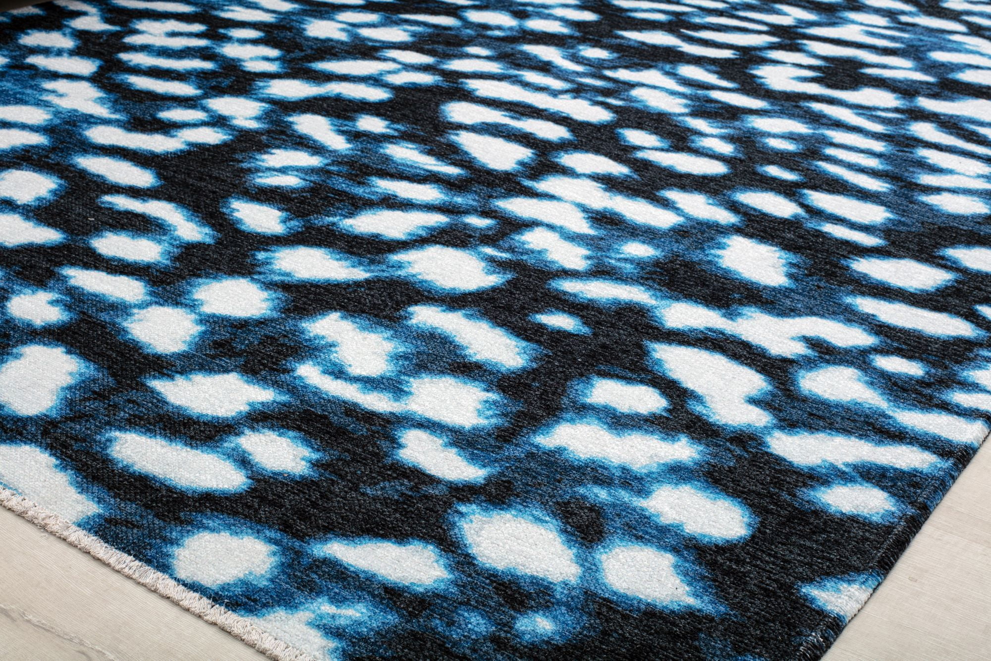 Isaac Mizrahi Serafina EO35A Soft Spot Geometric Contemporary Blue Area Rug, 2'7" x 4'