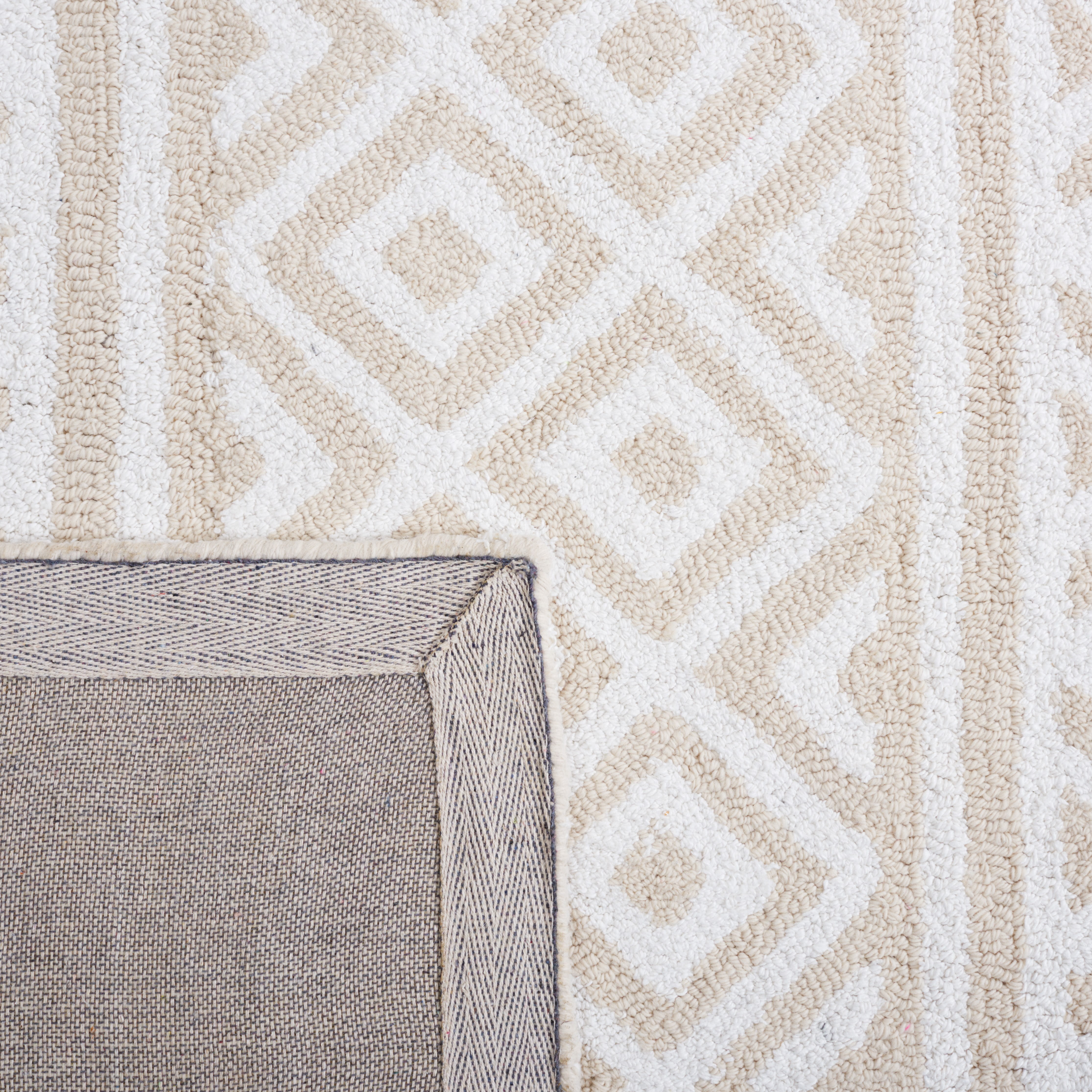 SAFAVIEH Capri Corinna Southwestern Area Rug, Ivory/Beige, 6' x 6' Round
