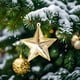 thumbnail image 5 of Adorno de Estrella Dorada de Cinco Puntas | Colgante de árbol de Navidad acrílico brillante | Piedras decorativas falsas multicolores | 5,5x4,5 en decoración navideña | Un toque festivo duradero, 5 of 8