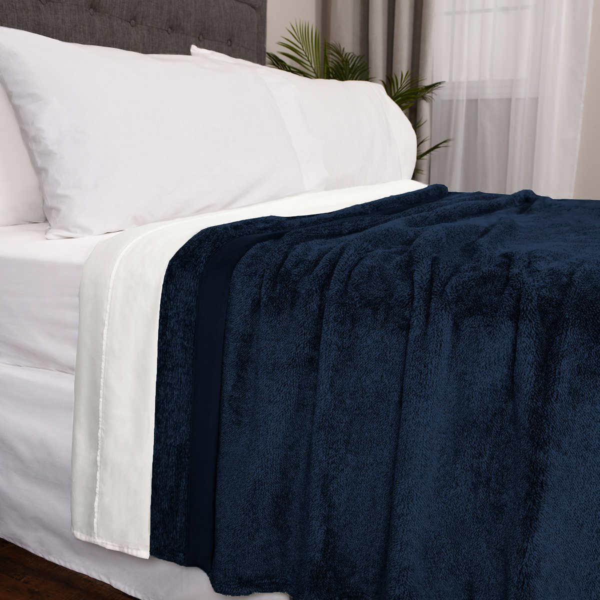 Kirkland Signature Plush Blanket – Blue 