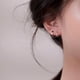 thumbnail image 1 of Fiudx Pendientes de Aro En Espiral con Diseño de Doble Torsión, Aro Pequeño para Cartílago, Moderno Diseño de Doble Perforación, Ideales para Bodas, Cumpleaños, Navidad y Cualquier Mujer. Oro Blanco, 1 of 5