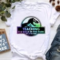 thumbnail image 5 of Camiseta con estampado gráfico "Enseñar es un paseo por el parque" para mujer, divertida camiseta de dinosaurio jurásico, camiseta para mujer con mensaje "Vida/espíritu docente", 5 of 5