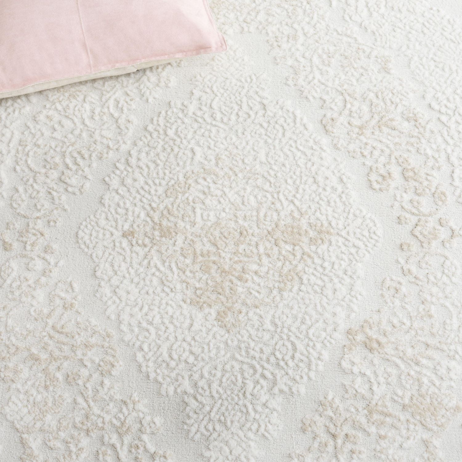 SAFAVIEH Hanna Lynna Traditional Area Rug