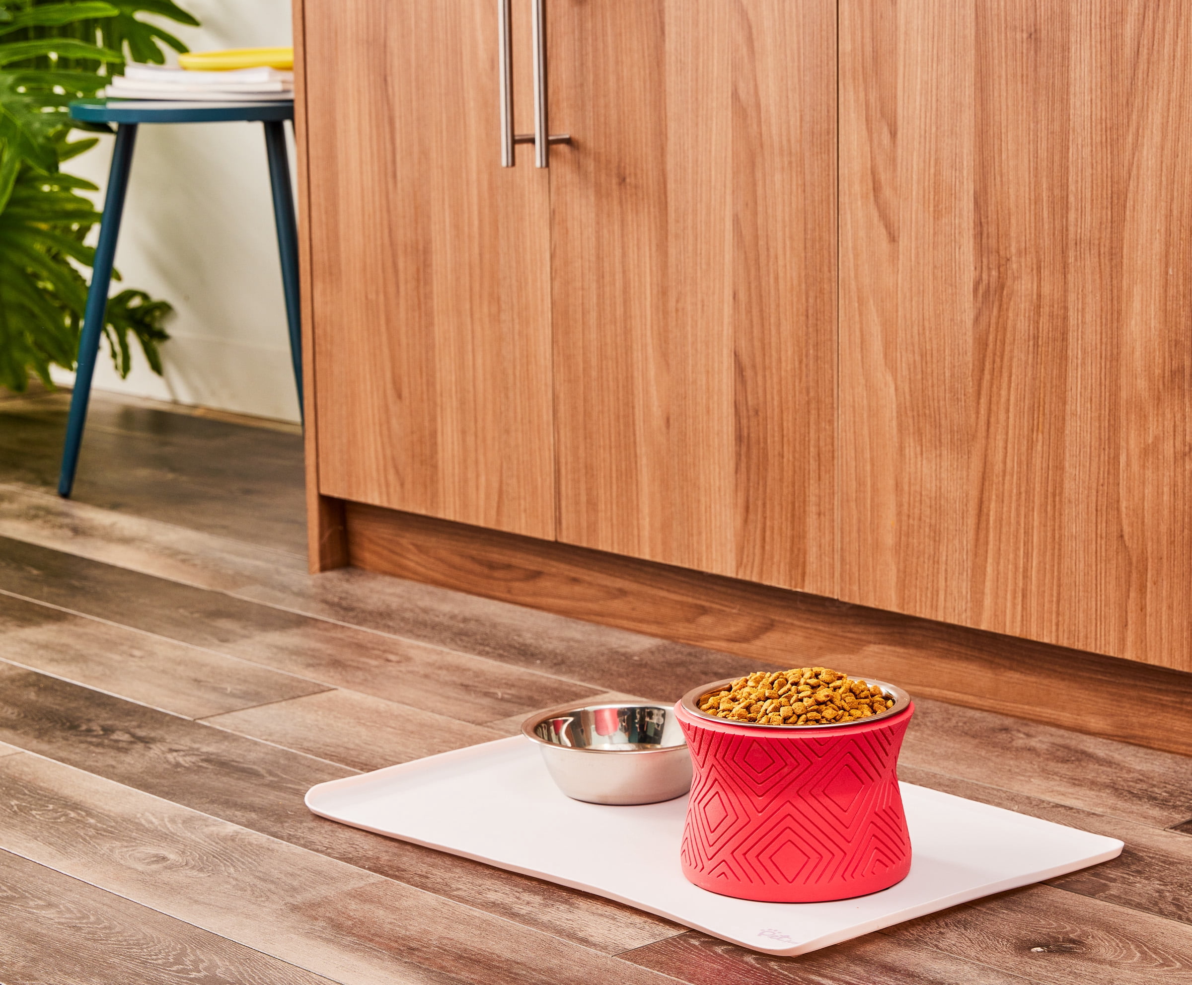 Pet Junkie Santa Fe Elevated Small Polyresin Food & Water Bowl with Stainless Steel Dish for Pets, Coral Pink