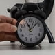 thumbnail image 5 of Reloj despertador mecánico de metal de 3 pulgadas, moderno y sencillo, para dormitorio de estudiantes, reloj digital silencioso, 5 of 6