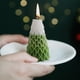 thumbnail image 4 of Fiudx Vela Aromática de Árbol de Navidad, Hecha a Mano con Aroma a Té Blanco, Pequeño Regalo Decorativo, Decoración para Fiestas, Juego de Velas Festivas, Ambiente Cálido, Tamaño 5X5X10 Cm, Ideal par, 4 of 5
