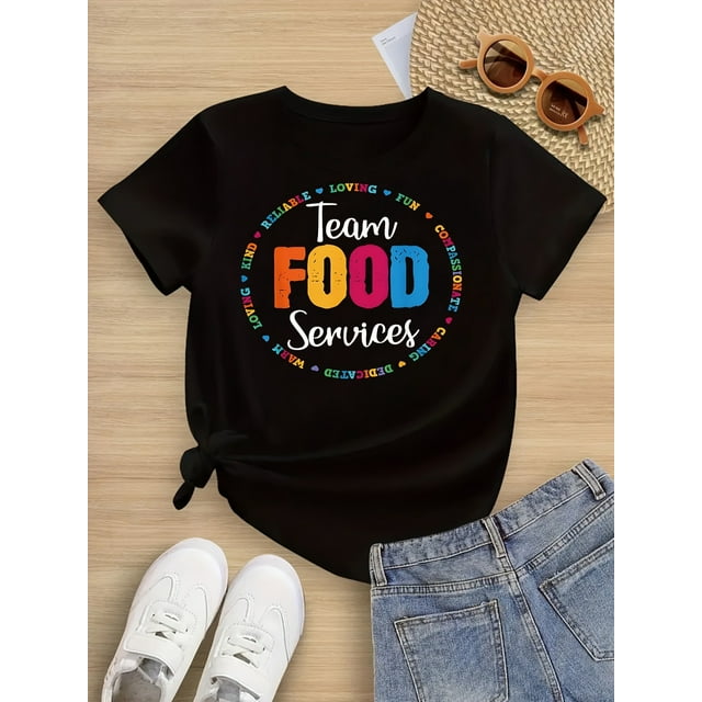 T-Shirt Graphique pour Femmes de l'Équipe des Services Alimentaires - Lettrage à Blocs de Couleur Vibrants, T-Shirt d'Uniforme de Travail Décontracté, Haut à Manches Courtes Lavable à la Machine à Col Rond pour un Confort Toutes Saisons, Tissu Non Transparent