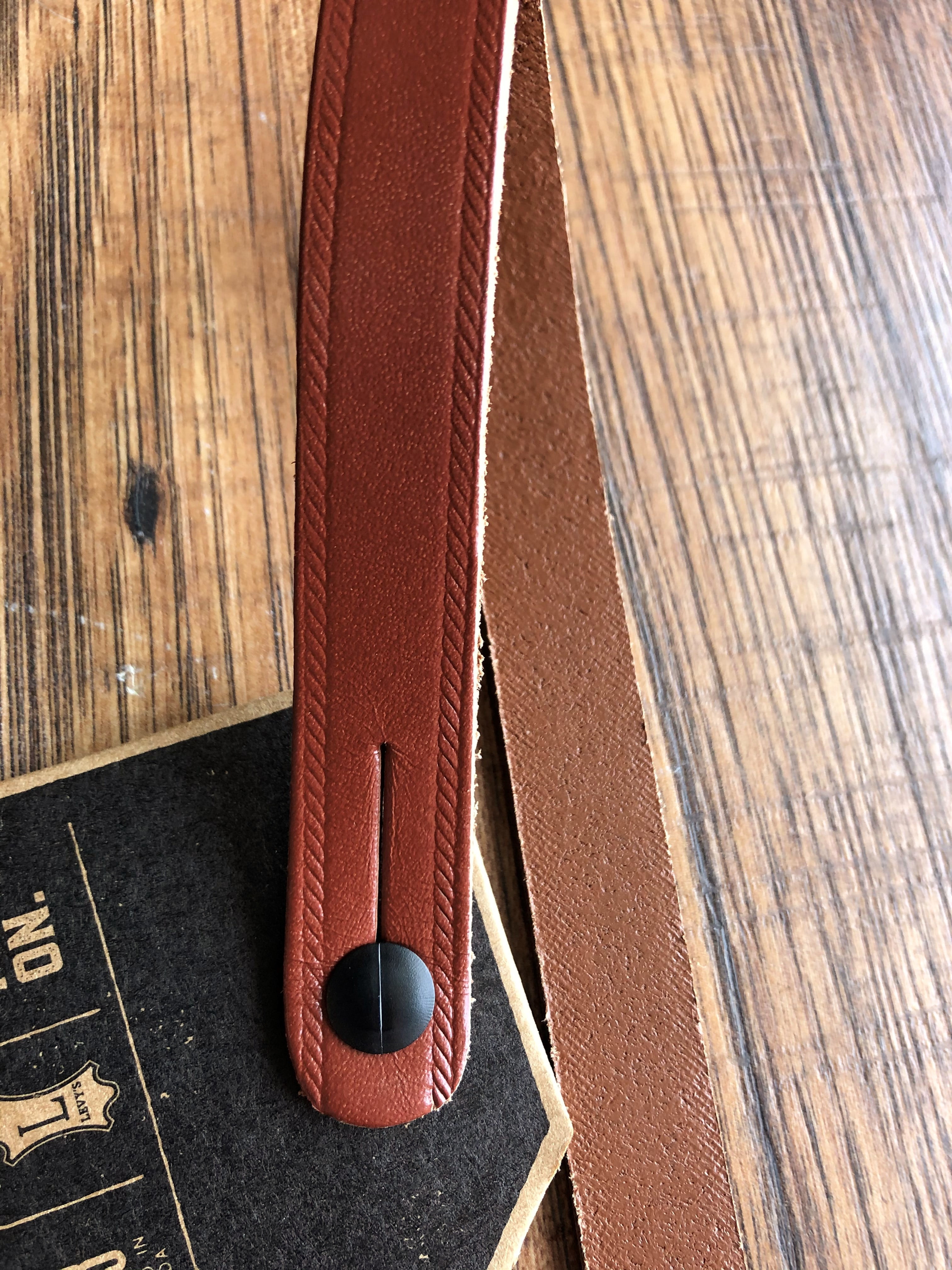 Levy's M25-WAL5/8" Carving Leather Guitar/Bass Strap Classic 50s Pad-Walnut