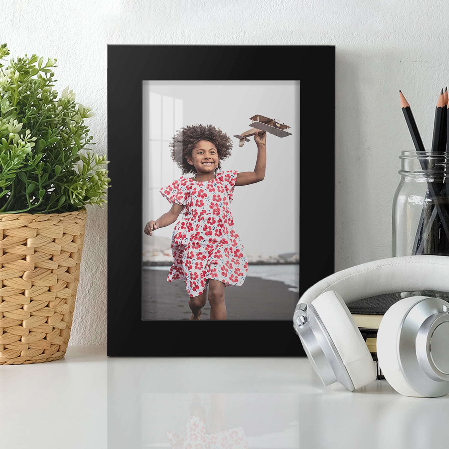Modern 5 in. x 7 in. Black Picture Frame (Set of 2)