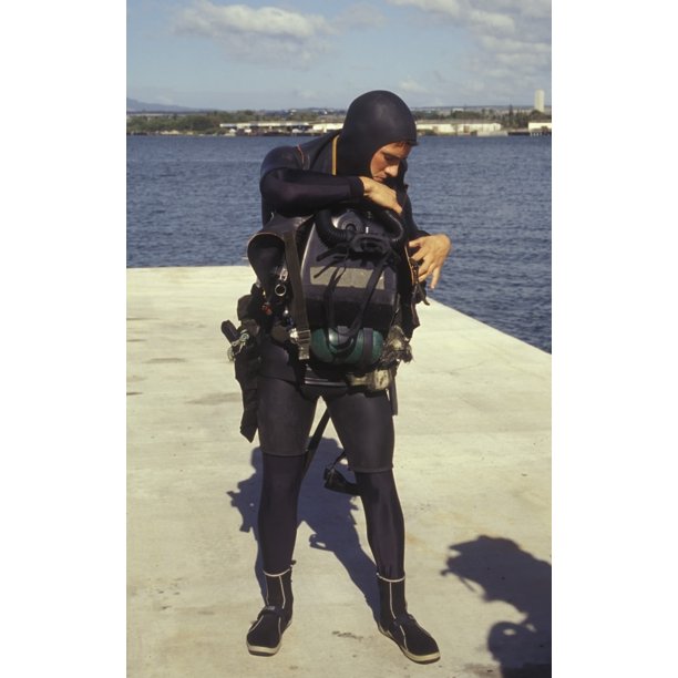 A Navy SEAL puts on a Draeger LARV oxygen rebreather in final