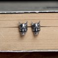 thumbnail image 3 of Un par de pendientes de calavera de plata de ley 925 de Halloween, pendientes punk Prajna, pendientes góticos, pendientes de calavera hipoalergénicos, regalo de joyería para hombres y mujeres, regalos para compañeros de clase y amigos Rojo Verde, 3 of 5