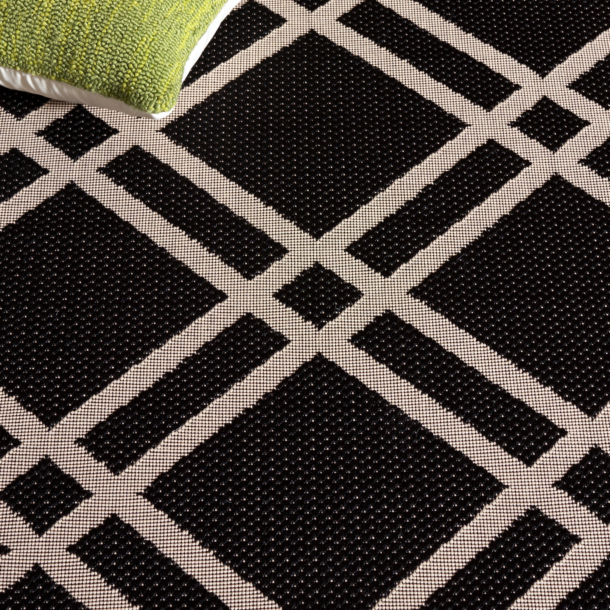 Safavieh Courtyard Jasper Geometric Indoor/Outdoor Runner Rug, Black/Beige, 2'3" x 6'7"