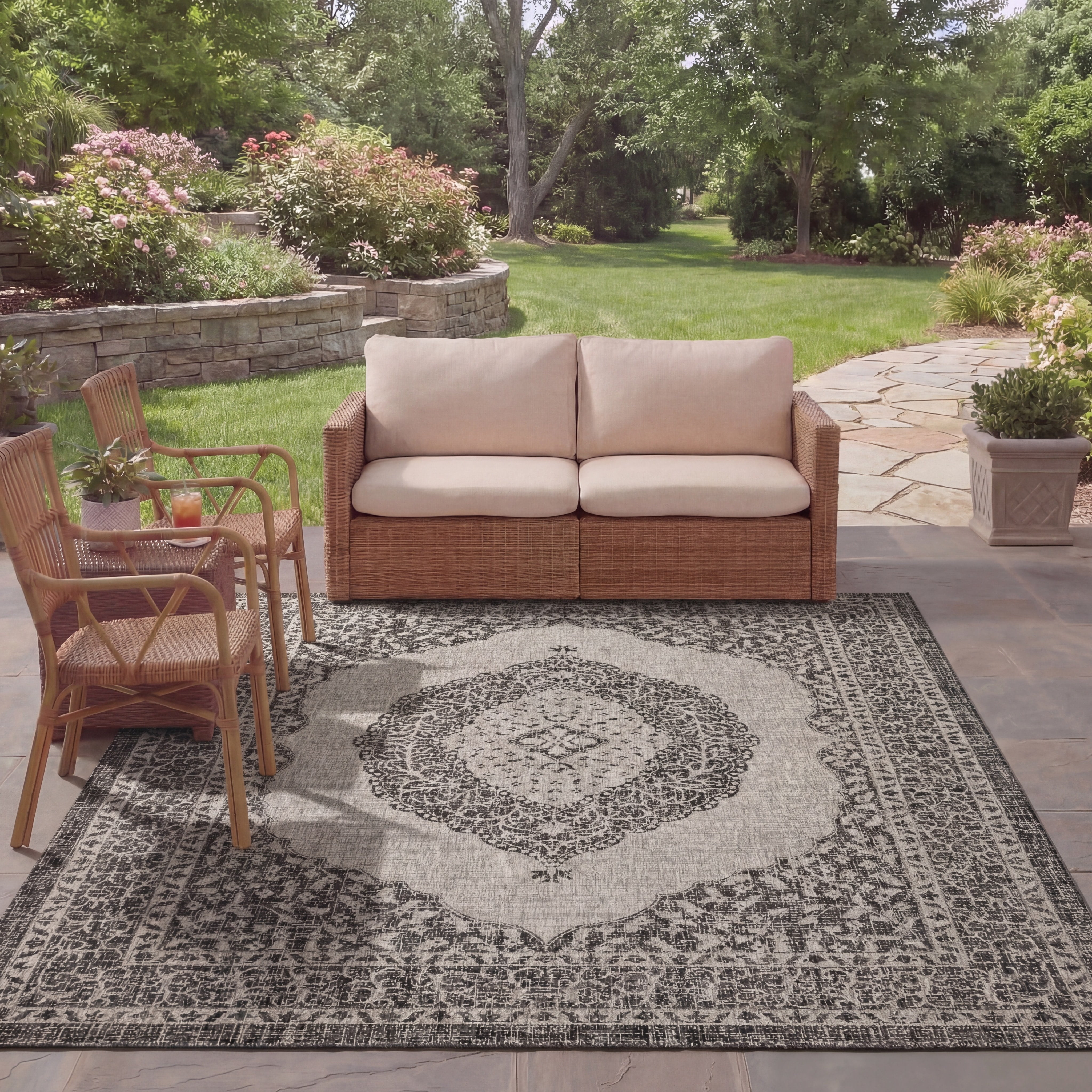 SAFAVIEH Courtyard Avi Traditional Indoor/Outdoor Area Rug, 5'3" x 7'7", Light Grey/Black