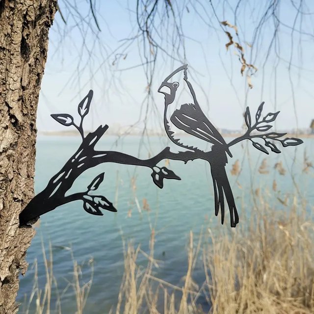 Pájaro cardenal de metal en un arte de árbol de rama, siluetas de animales de acero, decoración de jardín