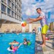 thumbnail image 4 of Pelotas de playa inflables, paquete de 10, color arcoíris brillante, PVC a prueba de fugas, suministros escolares para fiesta en la piscina, playa, verano oso de fresa  Electrónica, 4 of 5