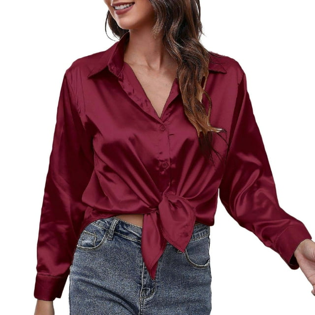 blusa de satén y seda con botones para mujer: camisa de oficina holgada de manga larga y cuello en v, prenda versátil para todas las estaciones, ideal para el trabajo y para looks informales. Plano medio frontal de blusa rosa roja satín de corte holgado con cuello en V, botonadura frontal, mangas largas con puños y nudo al frente; tejido liso y brillante, combinada con jeans, adecuada para oficina y looks casuales.