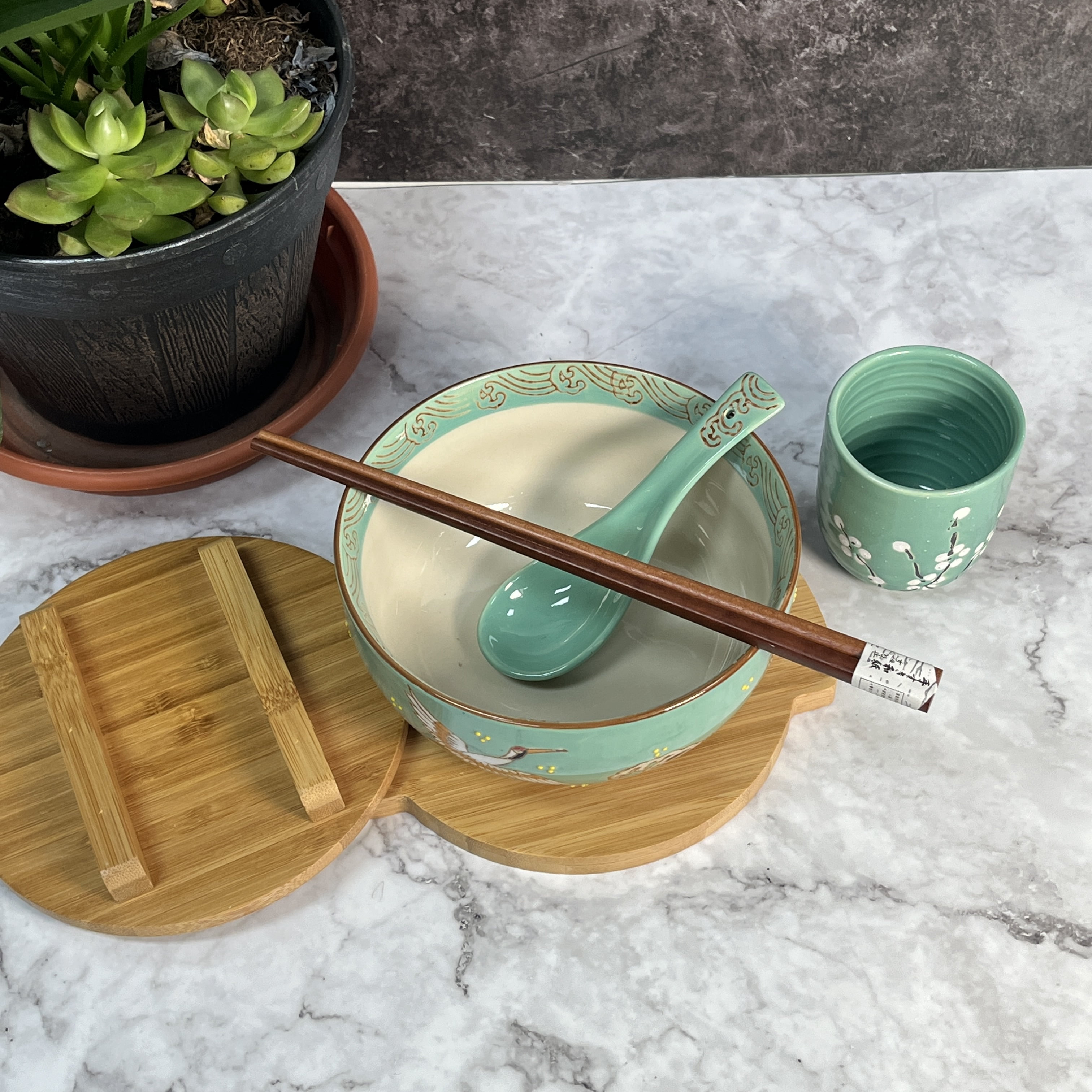 Ramen Bowl Japanese Crane Design Kamameshi Style Green Ceramic Rice Bowl Noodle Bowl with Bamboo Lid Tray Chopsticks, 24 fl oz Bowl, Home Living Gift Idea, Bowl for Udon