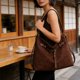 thumbnail image 4 of Bolsa Tote de Gamuza de Gran Capacidad Convertible en Mochila para Mujer, Bolso Casual de Hombro para Viajar con Material de PU, 36x28x11 cm, en Café, Caqui, Verde, 4 of 6