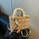 thumbnail image 3 of Bolso pequeño de alta gama con forma de diamante en relieve para mujer, nuevo bolso de mano de la Princesa Diana, bolso cruzado versátil con personalidad de moda, 2025, 3 of 5