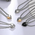 thumbnail image 2 of Juego de 2 Collares para parejas Yuxing colgante magnético Forma de corazón Oro y plata, 2 of 5