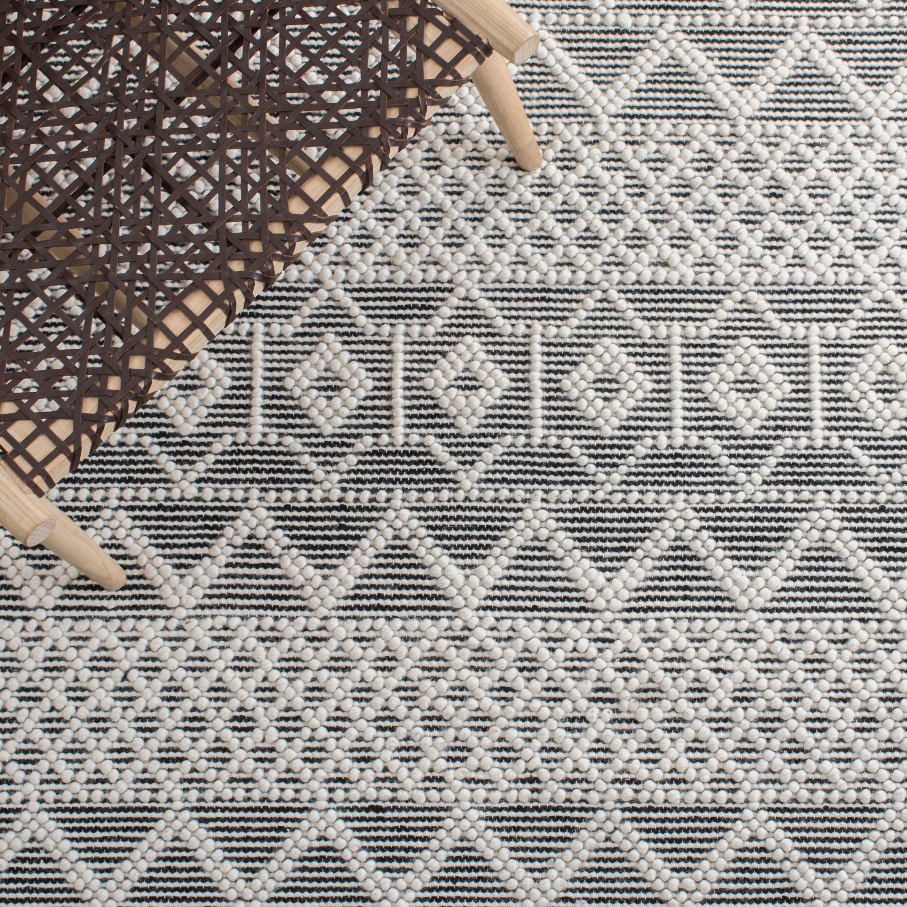 SAFAVIEH Natura Clyde Geometric Area Rug, Ivory/Black, 6' x 9'