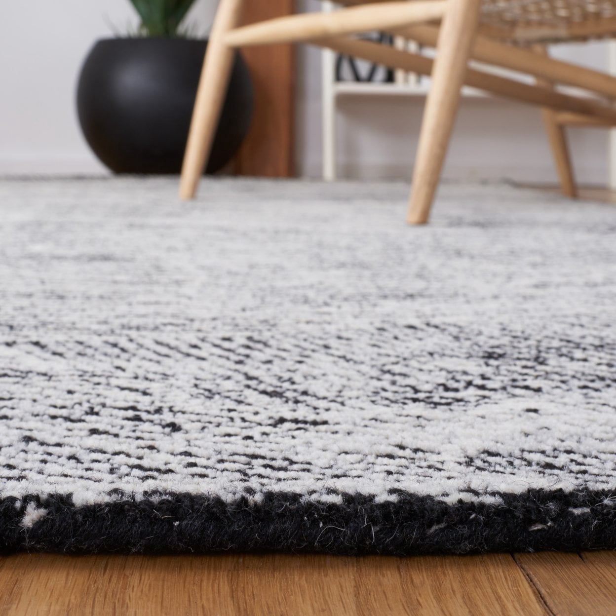 SAFAVIEH Metro Patricia Distressed Area Rug, Black/Ivory, 8' x 10'