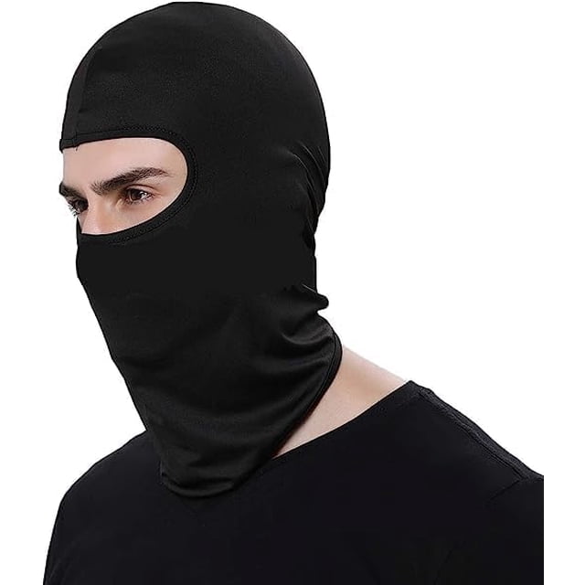balaclava pasamontañas practiksa máscara facial tactico color negro microfibra — vista 3/4 frontal de persona con pasamontañas negro que cubre cabeza, cuello y parte inferior del rostro, abertura para ojos; microfibra elástica y transpirable con costuras planas y acabado mate; ideal para motocicleta, esquí y actividades al aire libre, ofrece protección UV certificada (SGS) y gestión de humedad; a menudo se usa también para bloqueo de viento y polvo.