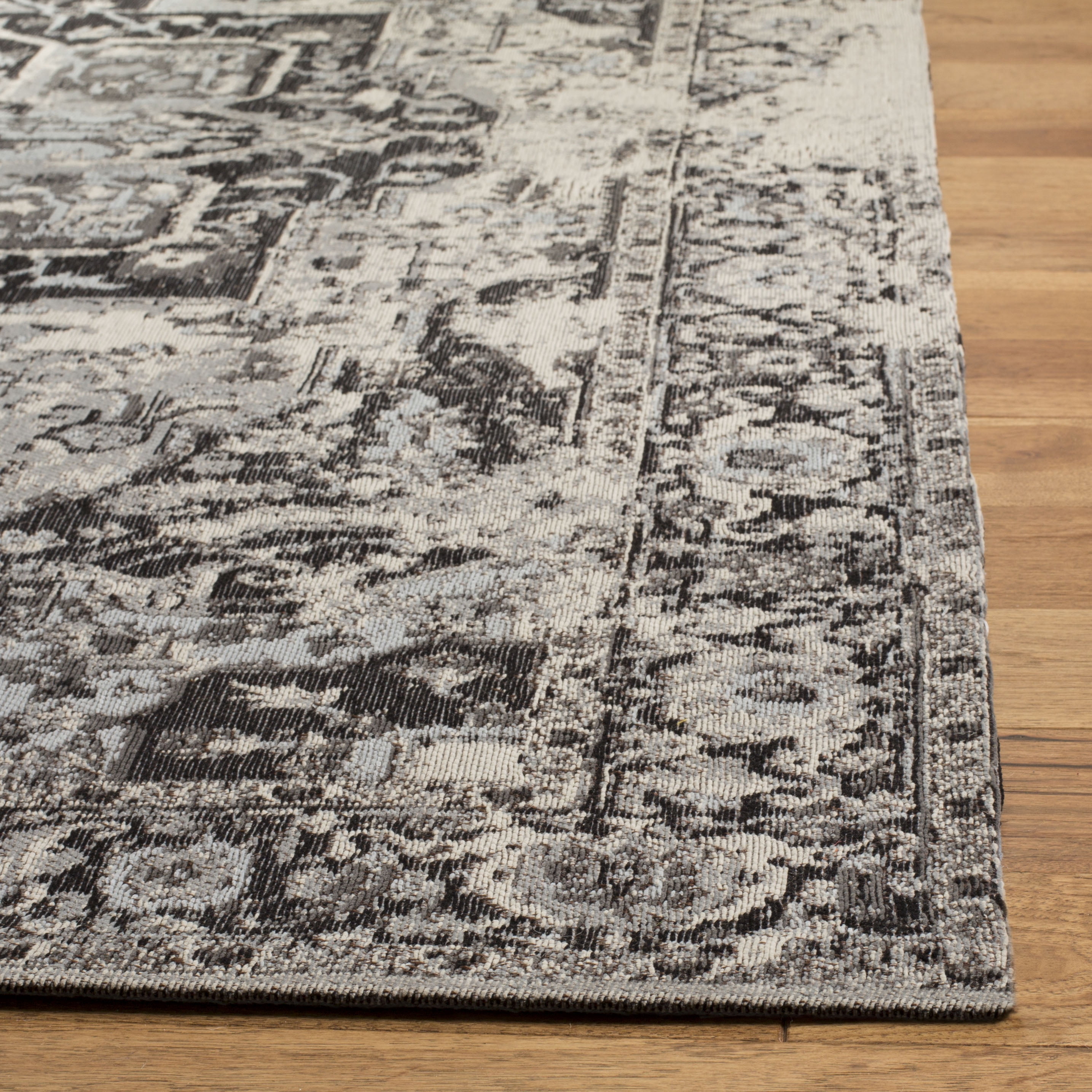 SAFAVIEH Classic Vintage Atanas Floral Bordered Polyester Area Rug, Anthracite, 6' x 9'