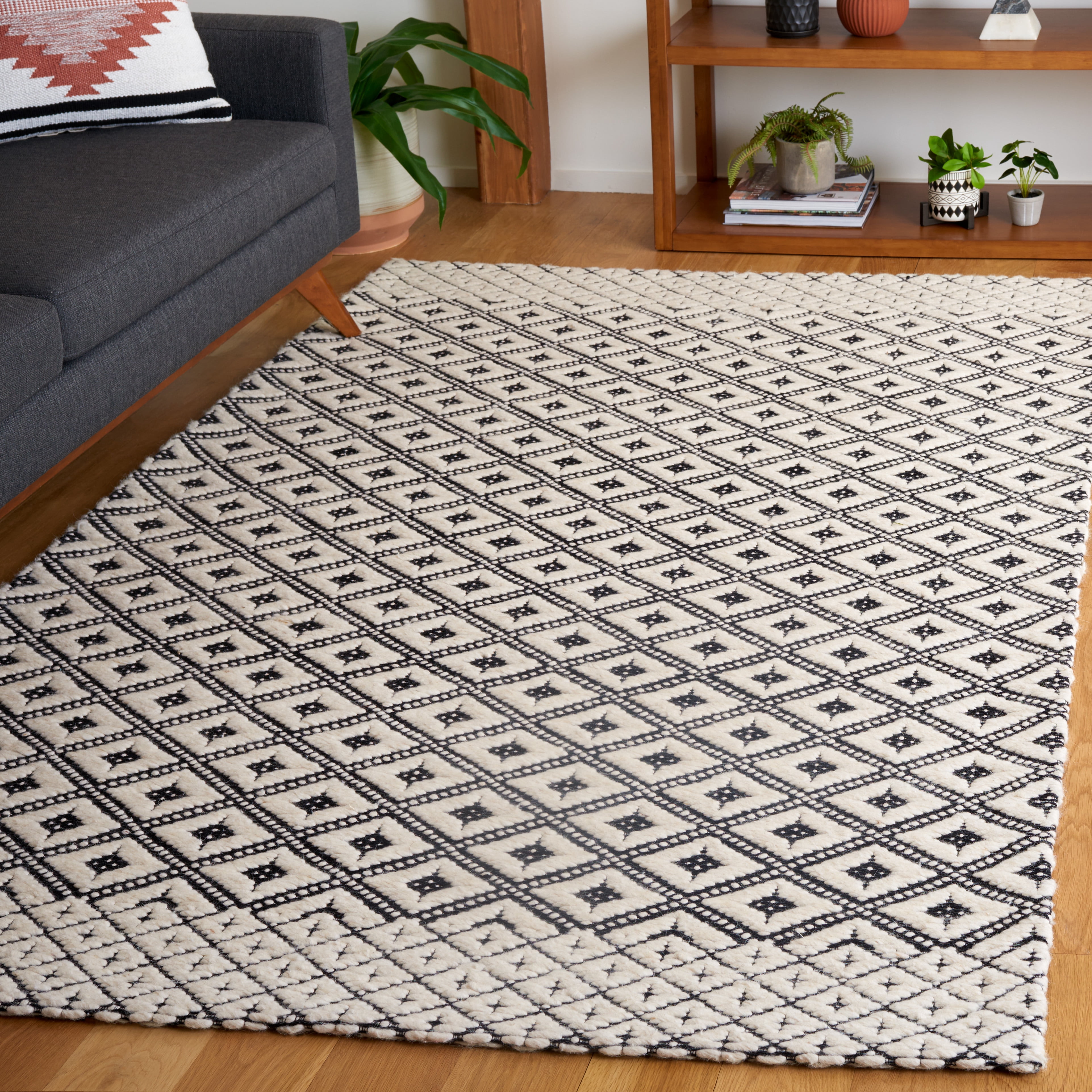 SAFAVIEH Marbella Mervyn Diamond Area Rug, Black/Ivory, 5' x 8'