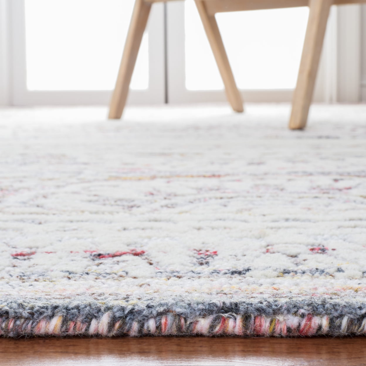 SAFAVIEH Metro Merrick Medallion Area Rug, Red/Ivory, 5' x 8'