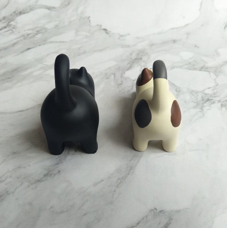 Black cat-shaped desktop stand for stretching, a lazy person's phone stand, made of resin.