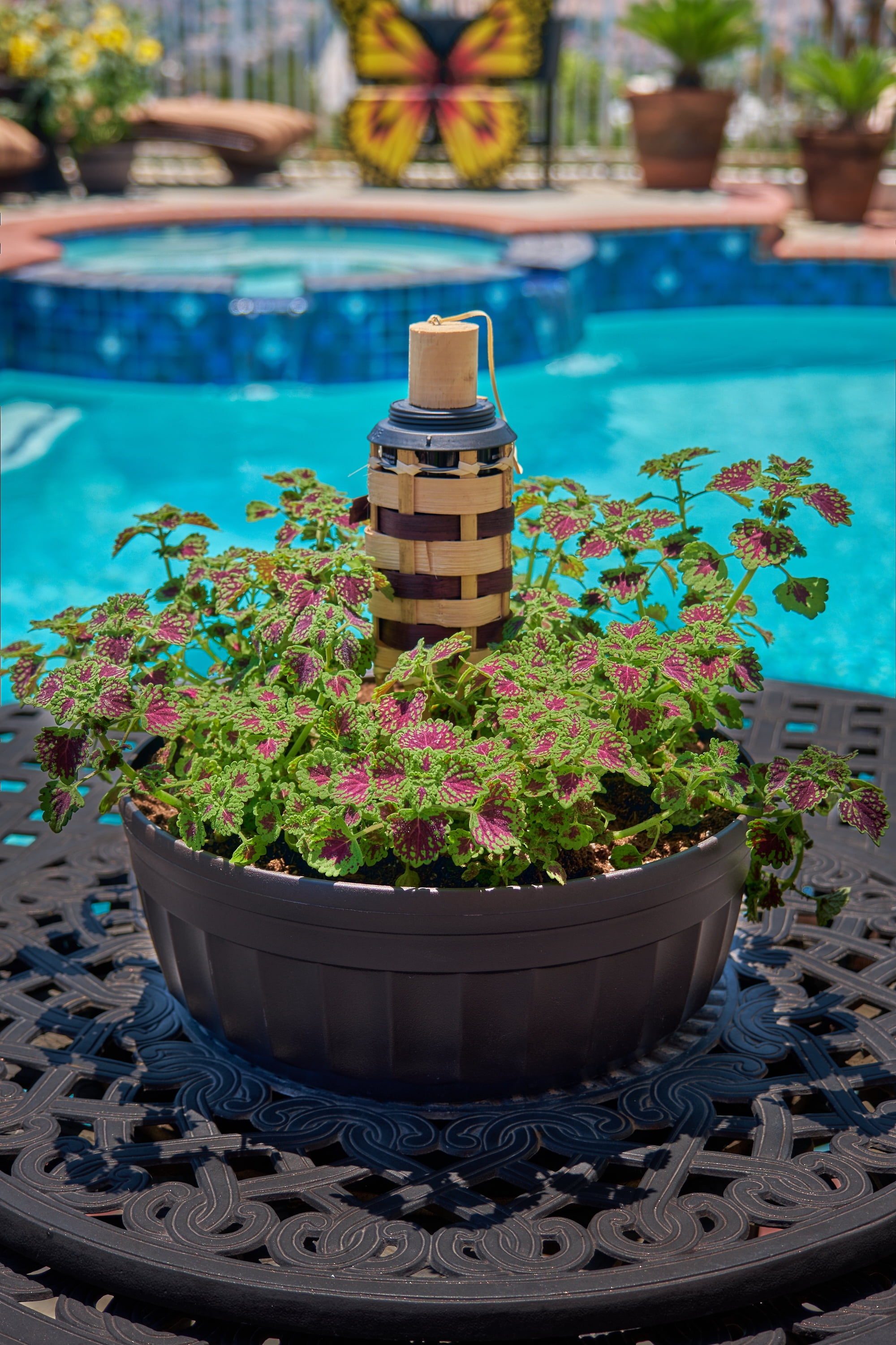 Savannah Umbrella Accents Round Brown Polyethylene Planter with Weather-Resistant