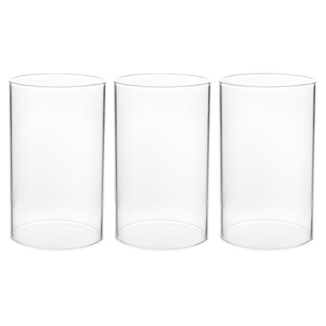 Juego de candelabros cilíndricos de vidrio transparente resistentes al viento, con pantallas para velas tubulares abiertas.