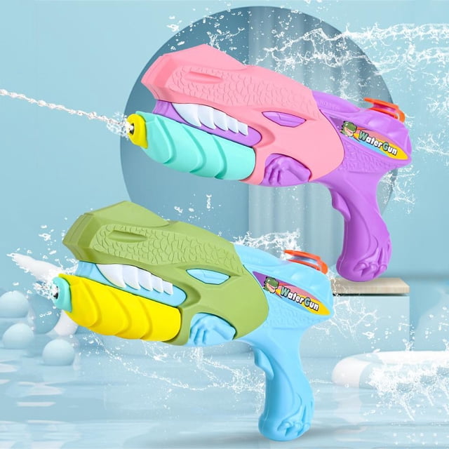fiudx liquidación de juguetes aspersor de dinosaurio para niños, niños y niñas extraíbles, juegan con accesorios de agua, soporte de suelo, juguetes de playa, pistola de agua rosa en vista frontal centrada con silueta de dinosaurio; asa ergonómica, boquilla frontal amarilla, textura de escamas en el lomo, dientes decorativos blancos y etiqueta 'WaterGun' en el costado; fondo con salpicaduras que sugiere uso en playa o patio; adecuada también para juegos al aire libre.