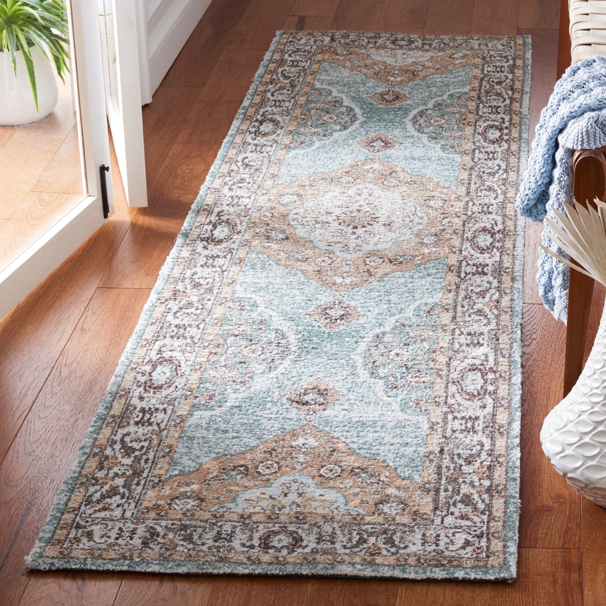 SAFAVIEH Classic Vintage Hiren Medallion Area Rug, Sage/Green, 6' x 6' Round