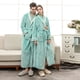 thumbnail image 3 of Camisón de pareja de terciopelo de visón de gran tamaño alargado y grueso de otoño e invierno, bata de baño de franela de color con costuras para hombres y mujeres, 3 of 5