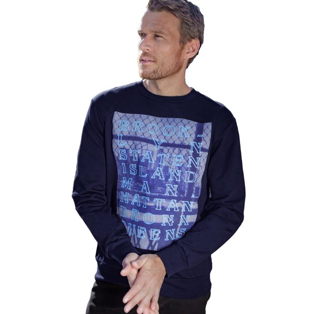 sudadera marvin azul mediana sudadera André Badi cuello redondo para hombre, frente centrado con serigrafía rectangular de texto tipográfico sobre fondo tipo reja en tonos azules, mangas largas y tejido 50% algodón 50% poliéster; modelo en pose frontal, adecuada como prenda casual y a menudo usada para capas ligeras.