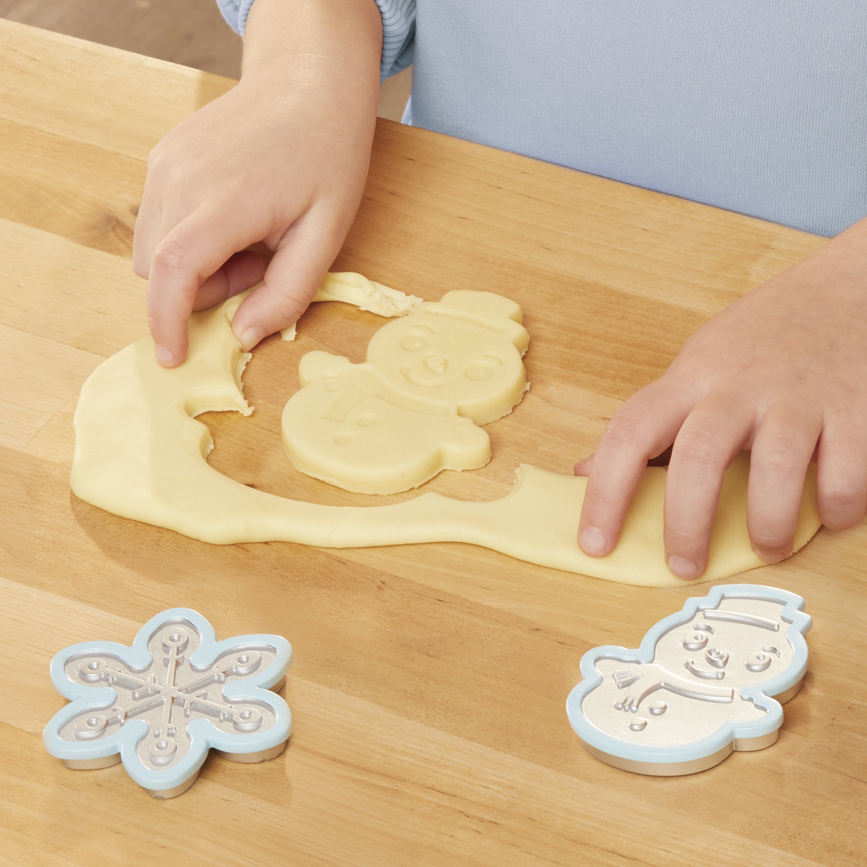 Little Tikes Creative Chefs Holiday Cookies Kit, with Make-It Mix Play Sand, Ages 3+