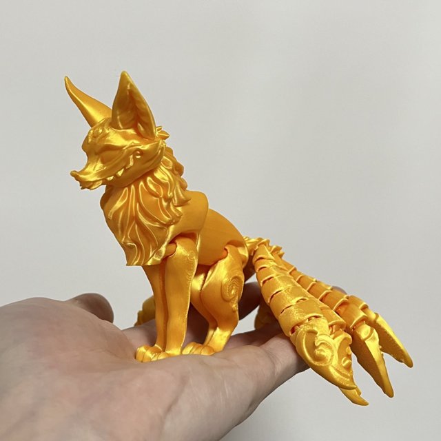 Figura de acción de zorro impresa en 3D con cola fina y múltiples articulaciones para escritorio