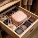 thumbnail image 4 of Bolsa Compacta de Cuero para Guardar Compresas Sanitarias – Neceser de Viaje con Asa, Organizador de Maquillaje para Mujeres, Práctica Cartera de Mano para El Bolso, para El Día a Día o para Una Noch, 4 of 7