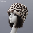 thumbnail image 4 of Gorro plano redondo de piel de conejo de imitación de otoño e invierno, gorro corto de felpa con pelo grueso y sin ala para mujeres mayores, 4 of 5