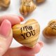 thumbnail image 3 of Ficha de corazón de madera de abrazo de bolsillo pequeño, un corazón de madera de abrazo pequeño, 3 of 3