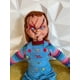 thumbnail image 4 of Muñeco Chucky Cicatrizado Cuerpo de Felpa de 80 cm con Huellas y Agujetas Reales, 4 of 5