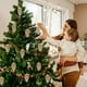 thumbnail image 5 of Juego de 3 adornos navideños de piñas y frutas | Adornos colgantes de plástico para el árbol | Colores dorado, rojo y plateado, 5 of 6