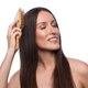 thumbnail image 3 of El cepillo de madera antiestático con pelo de bambú reduce el encrespamiento y los nudos, masajea el cuero cabelludo,, 3 of 5