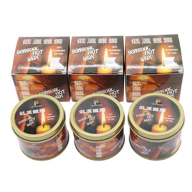 vela de baja temperatura, suave sensación de goteo de cera Xihbxyly rojo en tarro de 5,3 cm x 6 cm, vista frontal de tres frascos con tapa dorada y tres cajas a juego con texto 'sensual hot wax'; producto para adultos, uso romántico o para juego en pareja; fondo blanco.